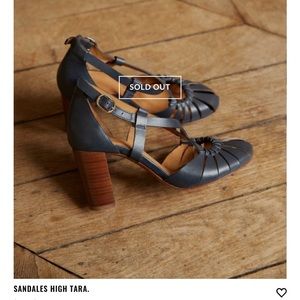 SEZANE Sandales High Tara. A true beauty. This sandal is sold out everywhere!